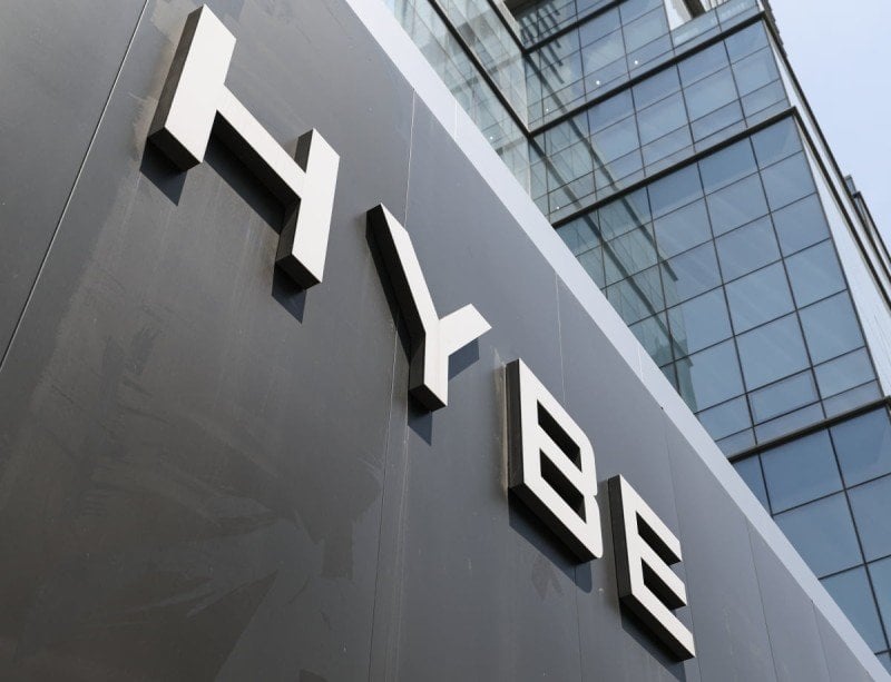 تقدمت الشرطة بطلب للحصول على مذكرة تفتيش على Hybe وغيرها فيما يتعلق بـ Bang Sihyuk للمعاملات الاحتيالية المزعومة