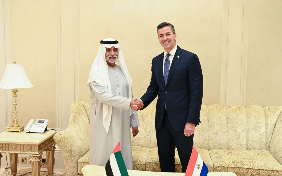 رئيس باراغواي يلتقي في مقر إقامته في أبوظبي نهيان بن مبارك ويبحثان آفاق التعاون المشترك