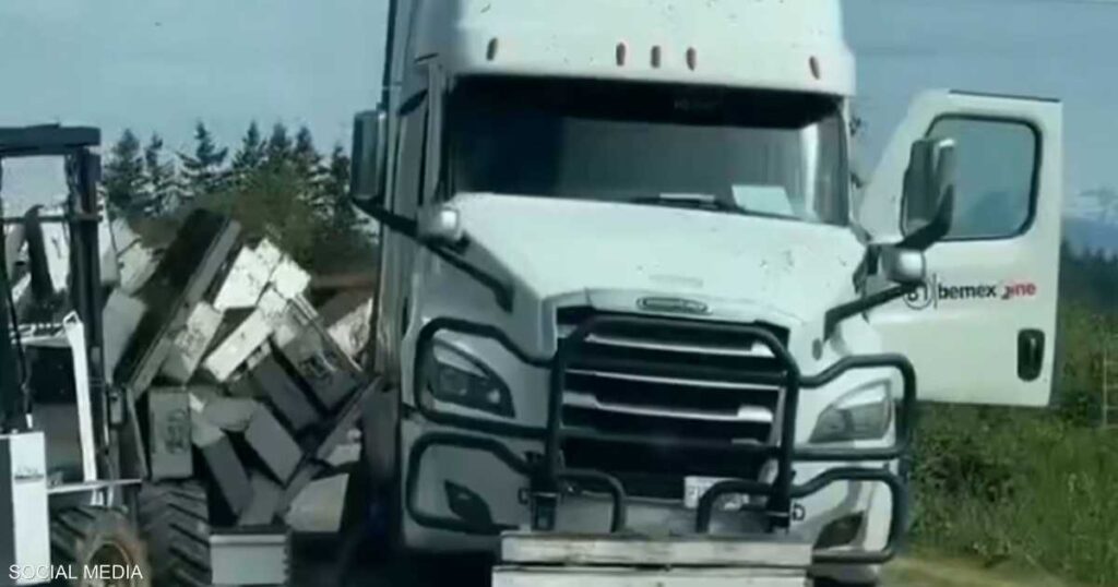 فيديو لانقلاب شاحنة يتسبب بفرار 250 مليون نحلة من خلاياها