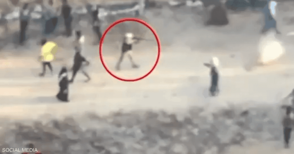 مشاهد درون ترصد لحظة مهاجمة سكان غزة أثناء استلام المساعدات مشاهد درون ترصد لحظة مهاجمة سكان غزة أثناء استلام المساعدات