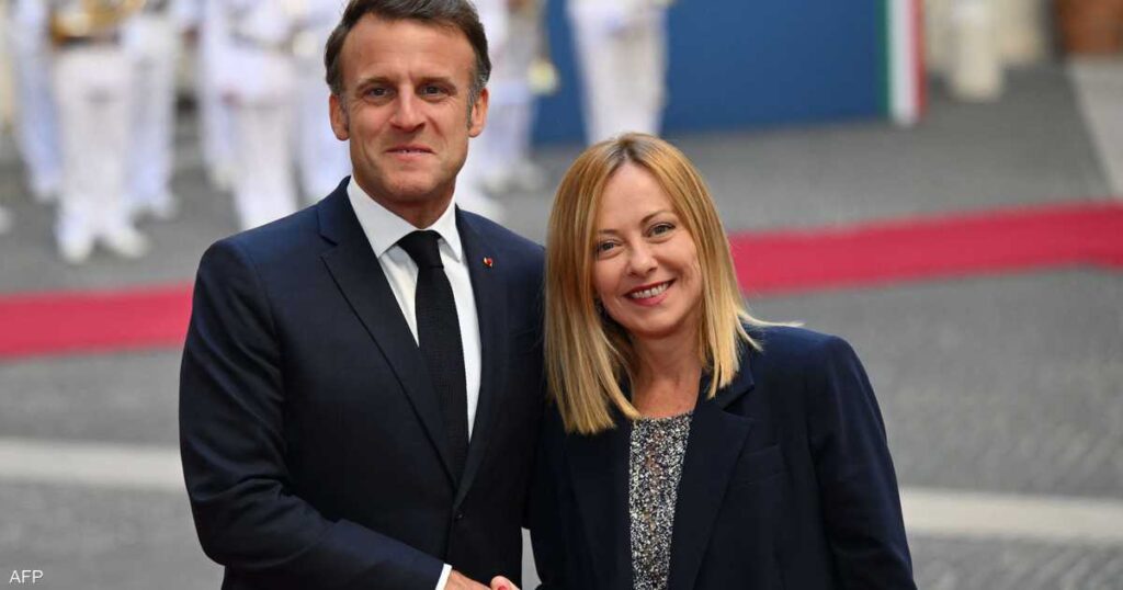بقبلة وابتسامة عريضة.. ميلوني تذيب الجليد مع ماكرون