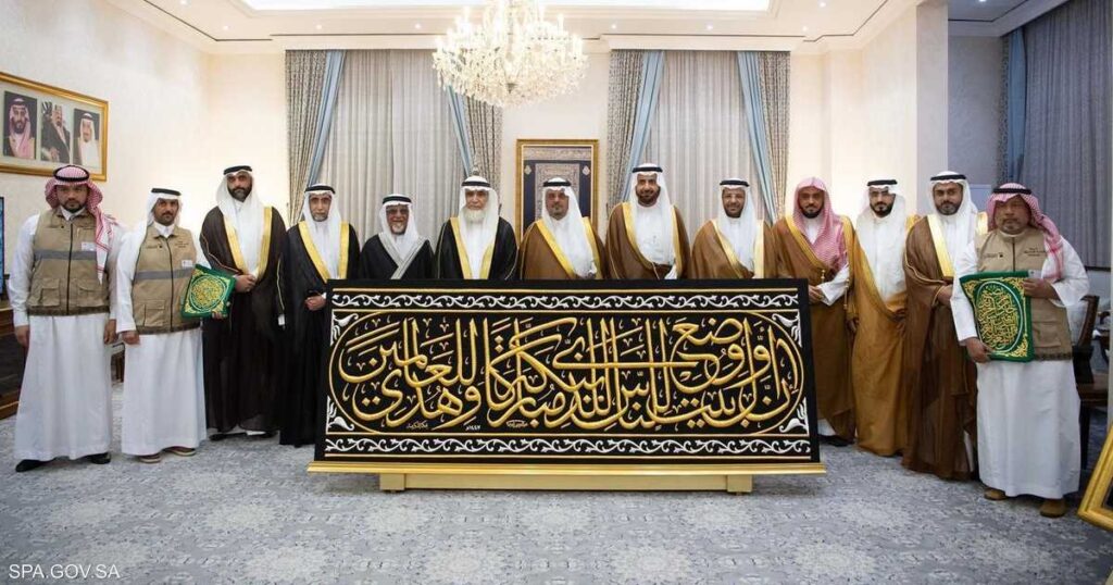 تسليم كسوة الكعبة لسدنة بيت الله الحرام تسليم كسوة الكعبة لسدنة بيت الله الحرام