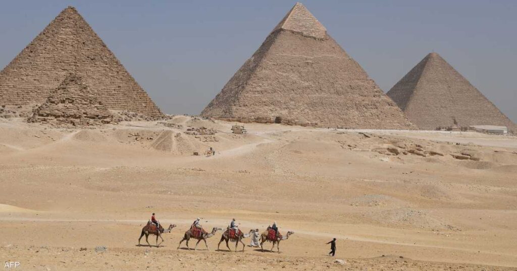 بناء الأهرامات.. الذكاء الاصطناعي ينتقد حواس وعالم يوضح