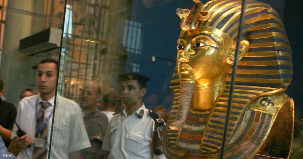 قناع توت عنخ آمون الذهبي إلى المتحف المصري الكبير