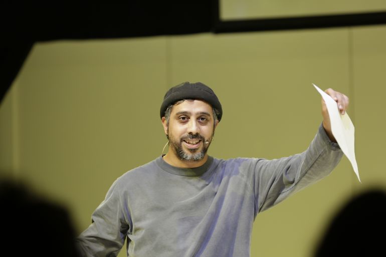 المغربي يونس عتبان في عرض الفنان المقاوم للماء