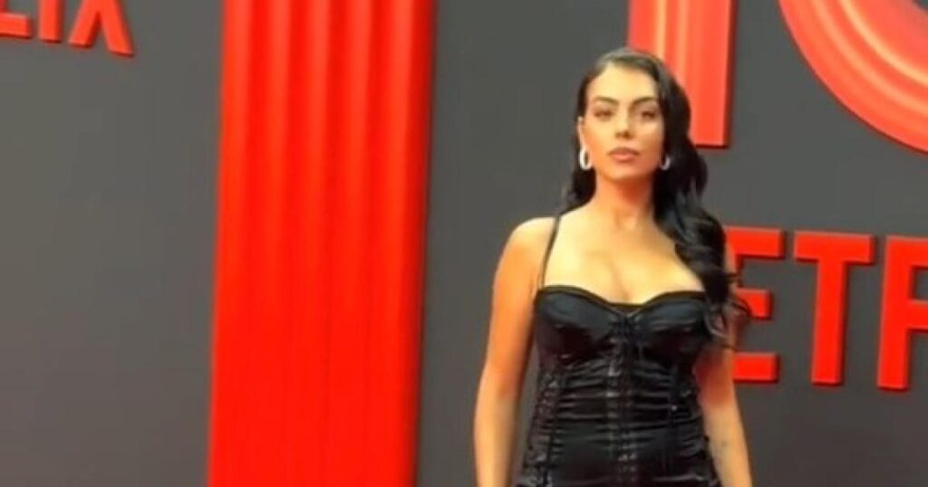 اطلالة جورجينا رودريغيز بفستان أسود ضيق ومجوهرات ماسية