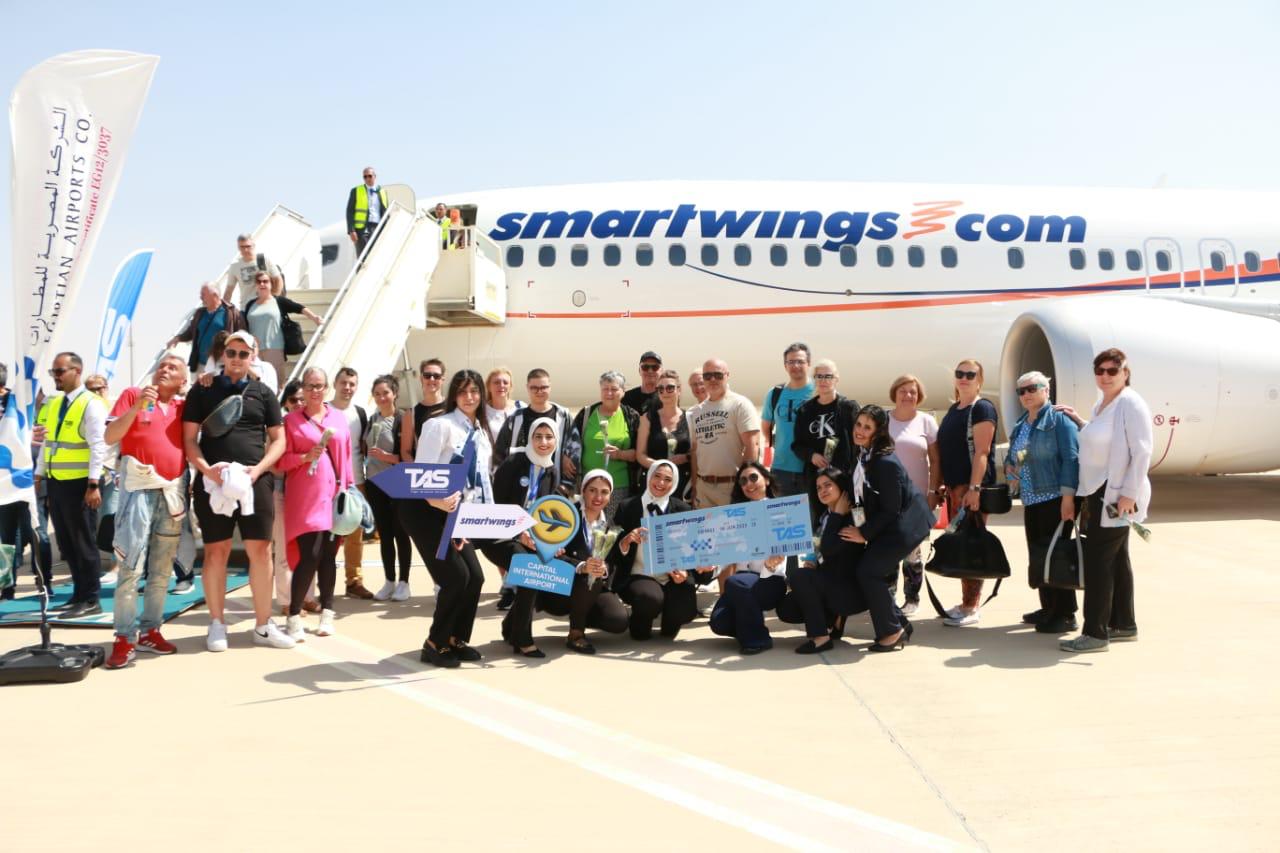 استقبال أولى الرحلات الجوية بمطار العاصمة الدولى (3)