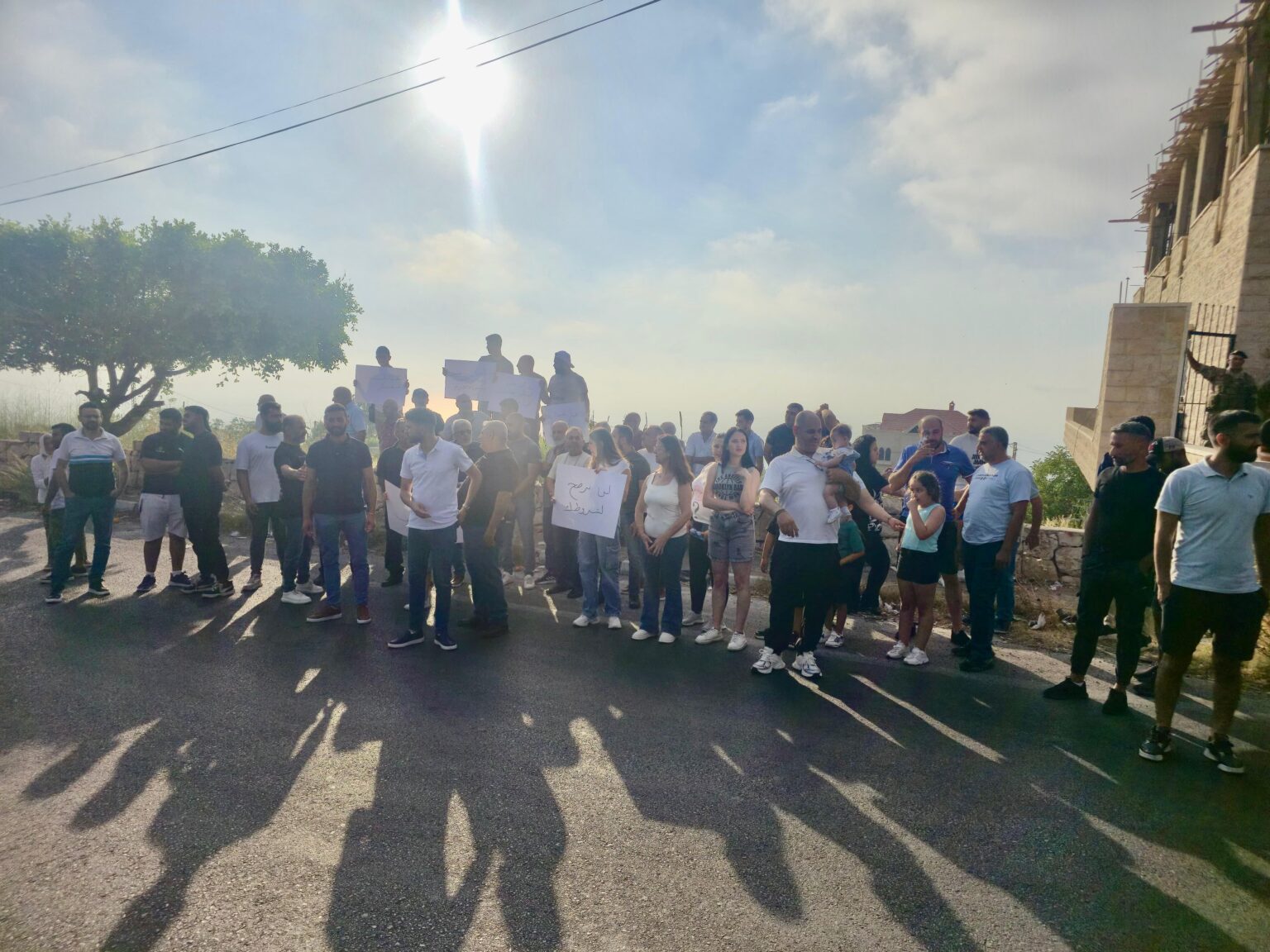 بالفيديو: وقفة احتجاجية أمام منزل مارك ضو