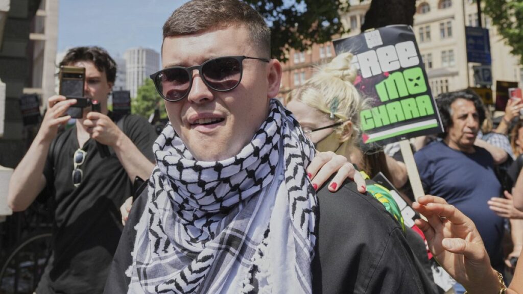 "تحيا حماس، يحيا حزب الله".. إخلاء سبيل مغني راب أيرلندي اتهم بتأييد الإرهاب في لندن