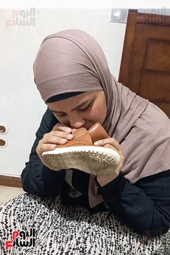 الضحية وحذاء أحد أبنائها الضحية وحذاء أحد أبنائها