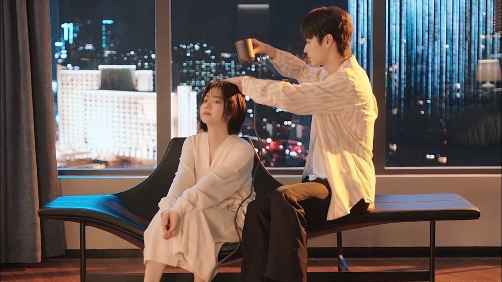 تخدع الماكرة بطلتنا فتقلب الوضع بحركة وتقود الشركة لهجوم مضاد بمساعدة حبيبها❤️مشهد من "جميلة مثلك"