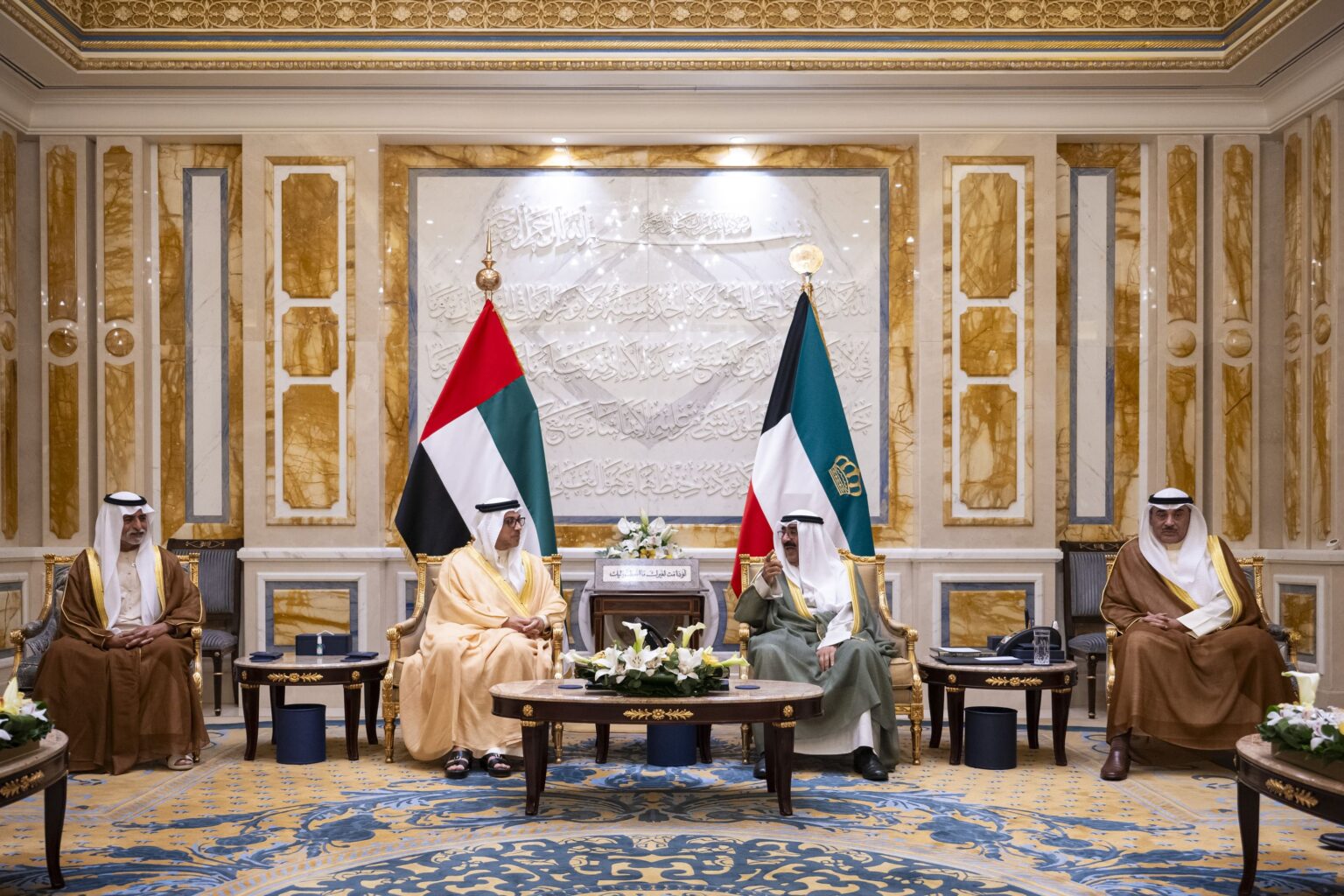 أمير الكويت ومنصور بن زايد يبحثان العلاقات الأخوية وتعزيز التعاون المشترك بين البلدين أمير الكويت ومنصور بن زايد يبحثان العلاقات الأخوية وتعزيز التعاون المشترك بين البلدين