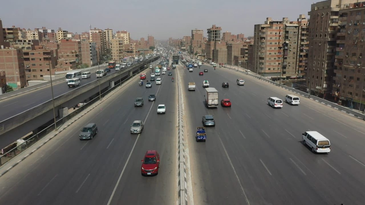 سير المركبات في مسار الأتوبيس الترددي على الطريق الدائري