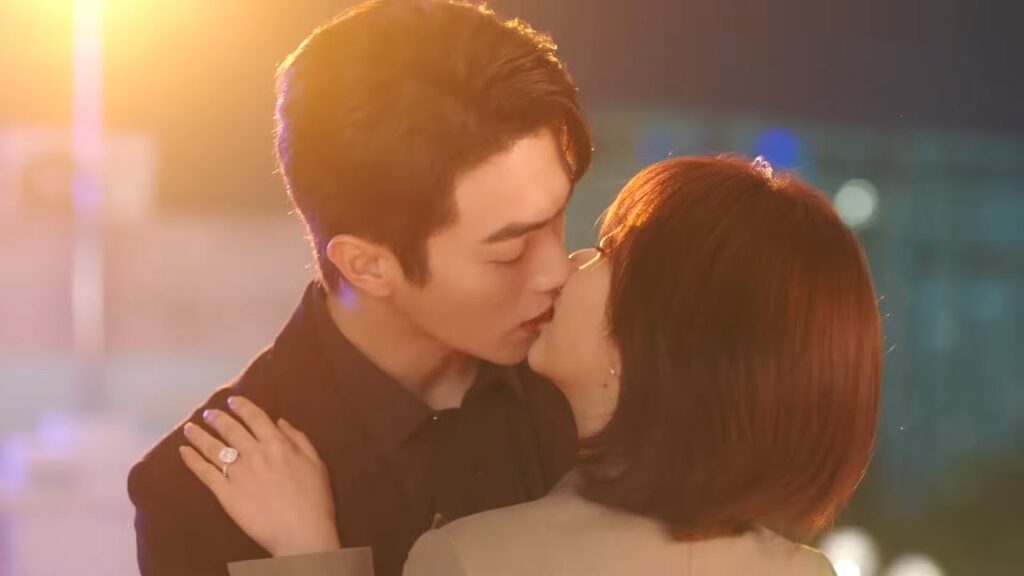 يتقدم الرئيس التنفيذي بعرض رومانسي لفتاته فتقبله بالدموع تعانقه وتوافق❤️مشهد رومانسي من "جميلة مثلك"