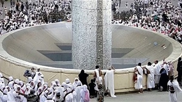 في مشعر منى.. الحجّاج يرمون جمرة العقبة