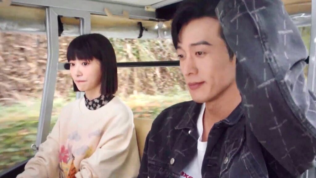 يجلس الى جانب الفتاة التي يحبها من طرف واحد و جميع اصدقائه يراقبون تصرفاته❤️( احبني و احب صوتي ) يجلس الى جانب الفتاة التي يحبها من طرف واحد و جميع اصدقائه يراقبون تصرفاته❤️( احبني و احب صوتي )