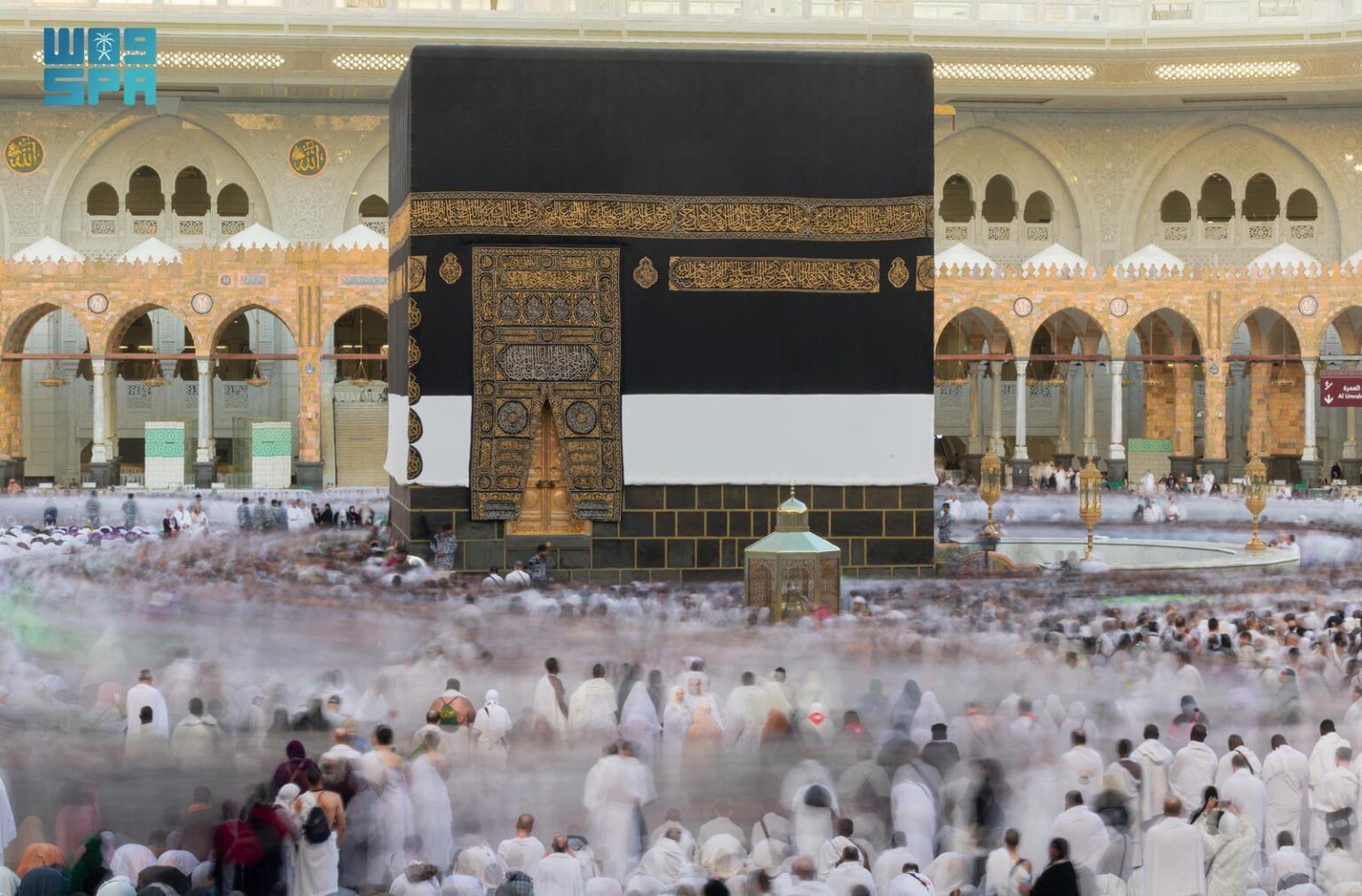 حجاج بيت الله الحرام يؤدون طواف الإفاضة في أجواء إيمانية حجاج بيت الله الحرام يؤدون طواف الإفاضة في أجواء إيمانية