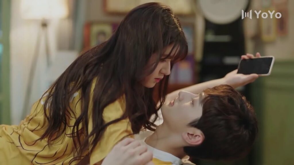 تحاول استعادة هاتفها منه لكنها تقع فوقـه ( ارجوك اطمئن يا سيد لينغ )