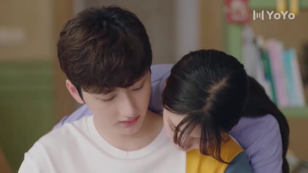 قدم حبيبها مصابة و لا يمكنه السير فتشتري لـه كرسي متحرك❤️( ارجوك اطمئن يا سيد لينغ )