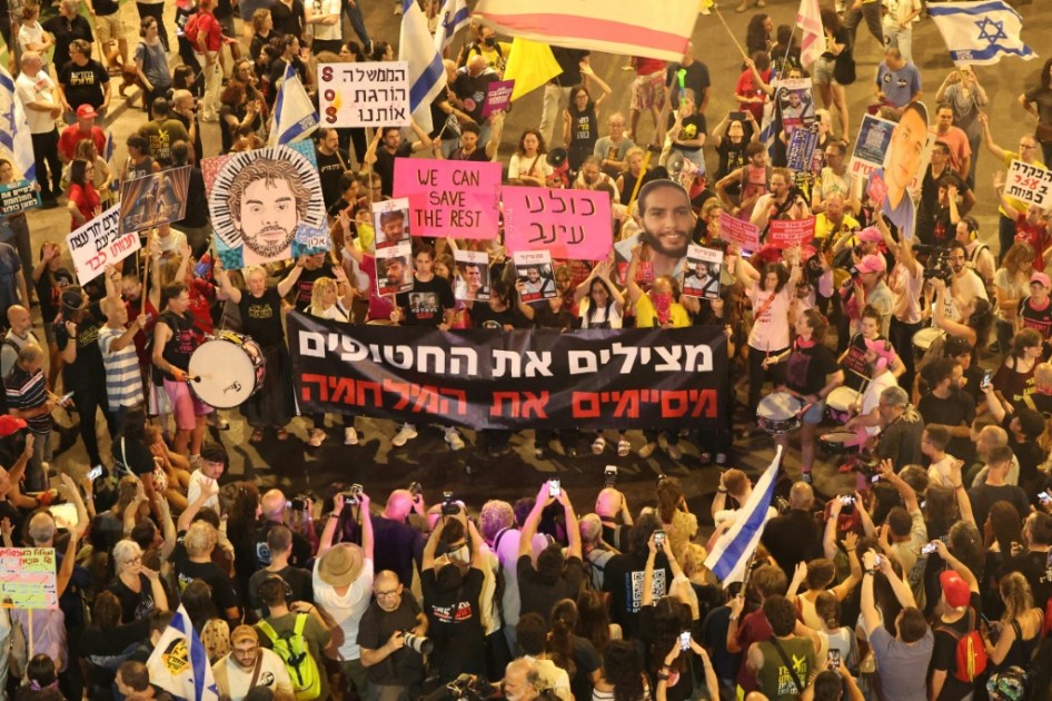 آلاف المتظاهرين في تل أبيب يطالبون بعودة الرهائن بعد عشرين شهرا من الحرب في غزة آلاف المتظاهرين في تل أبيب يطالبون بعودة الرهائن بعد عشرين شهرا من الحرب في غزة