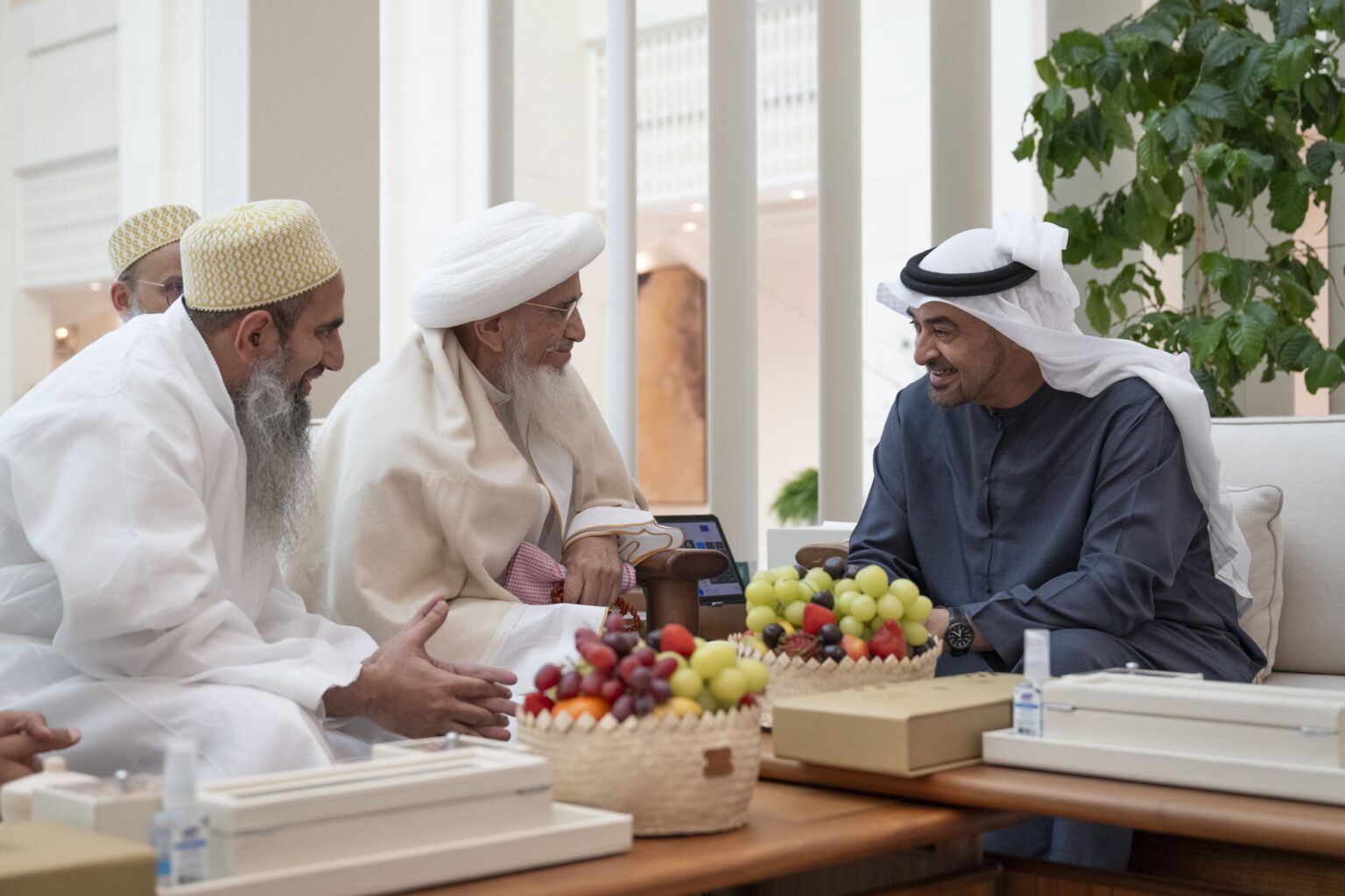 رئيس الدولة يستقبل سلطان طائفة البهرة رئيس الدولة يستقبل سلطان طائفة البهرة