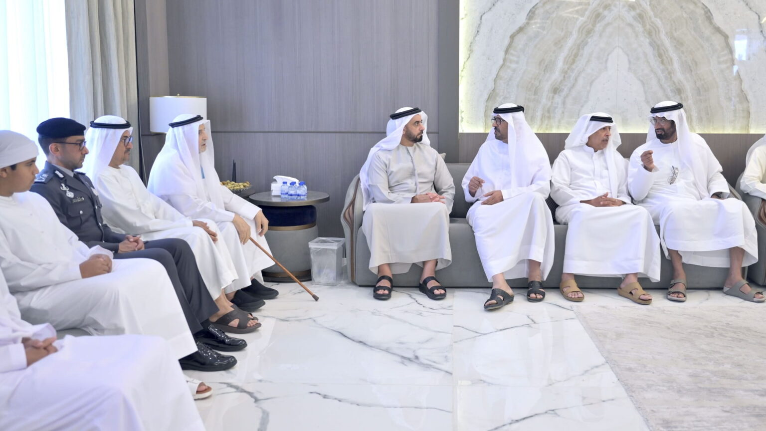سيف بن زايد يقدم واجب العزاء في وفاة والدة راشد ثاني المطروشي سيف بن زايد يقدم واجب العزاء في وفاة والدة راشد ثاني المطروشي