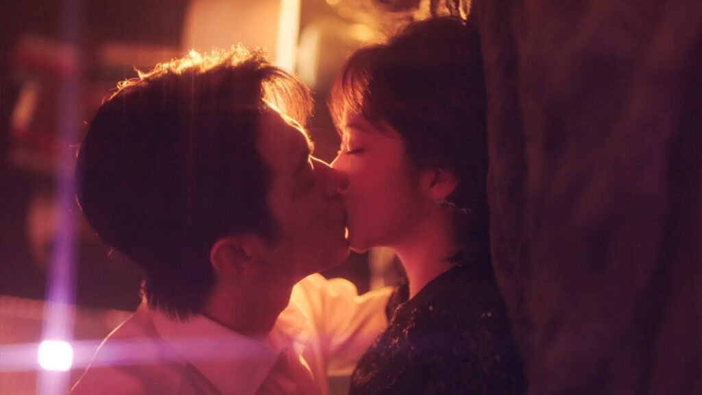 رهان بين الرئيس الوسيم وحبه الأول يجبرها فيه على قضاء الليل برفقته!❤️مشهد رومانسي من "جميلة مثلك"