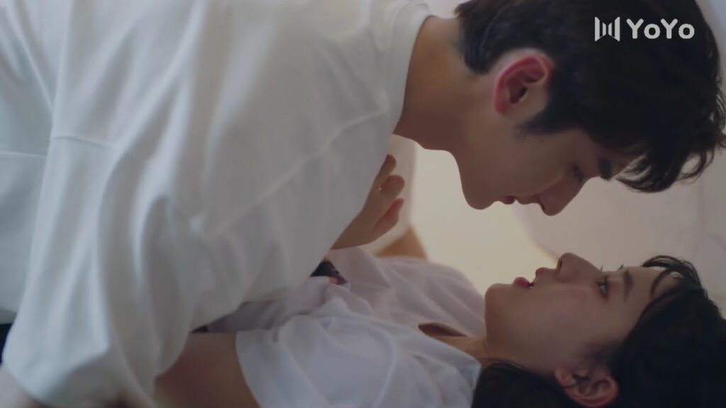 تحاول ان تساعده لكنـها تقع عليـه و يعجب بجرأتها ❤️🥰( ارجوك اطمئن يا سيد لينغ )