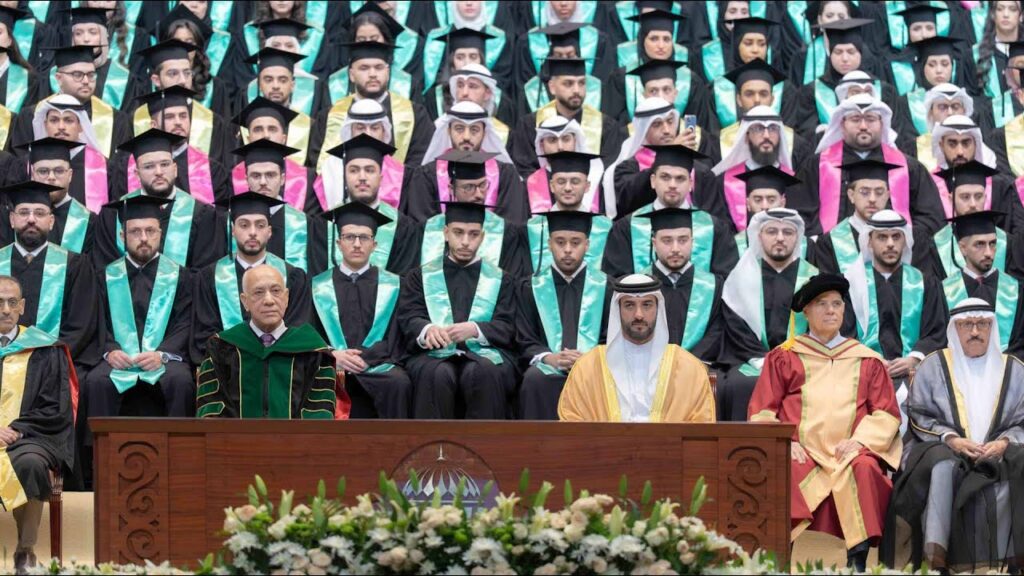 سلطان بن أحمد يشهد تخريج طلبة الكليات الطبية والعلوم الصحية سلطان بن أحمد يشهد تخريج طلبة الكليات الطبية والعلوم الصحية