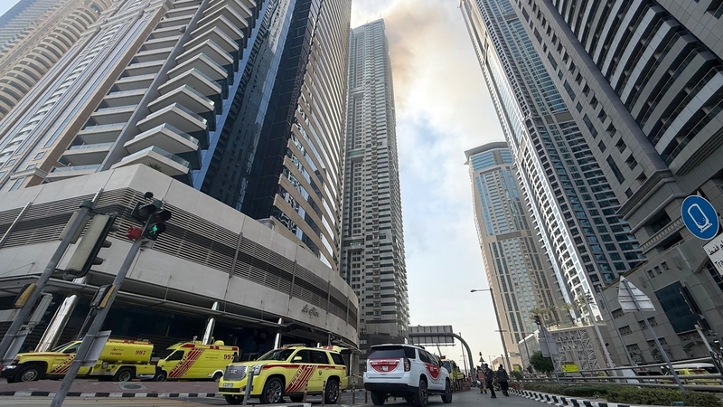 «دفـــاع مدني دبي» يخلي 3820 شخصاً من 67 طابقاً.. ويسيطر على حريق برج في «المارينا» «دفـــاع مدني دبي» يخلي 3820 شخصاً من 67 طابقاً.. ويسيطر على حريق برج في «المارينا»