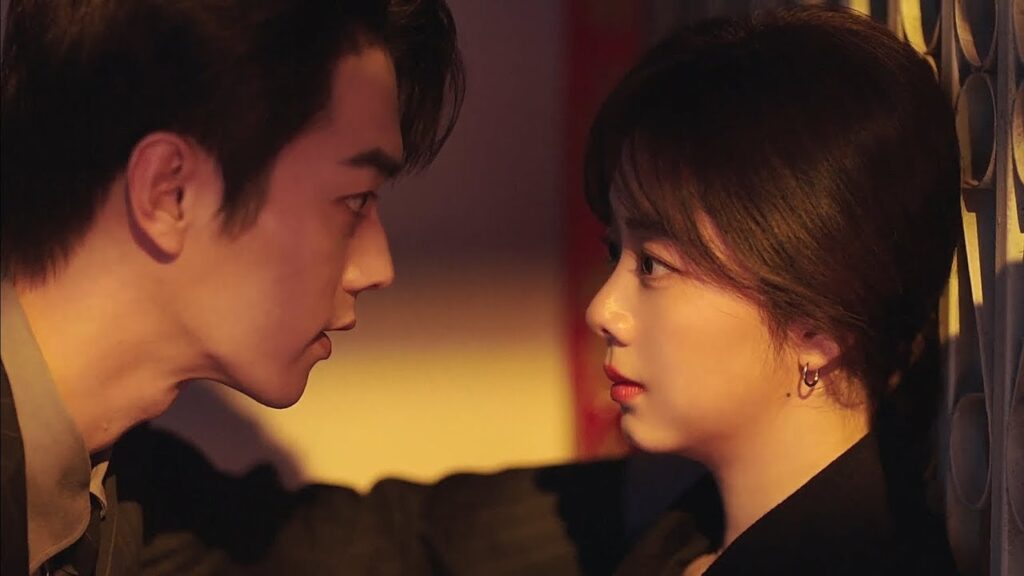 يحاصر الرئيس الوسيم فتاته ويسألها عن سبب اختبائها منه وتجنبه❤️مشهد رومانسي من دراما "جميلة مثلك"