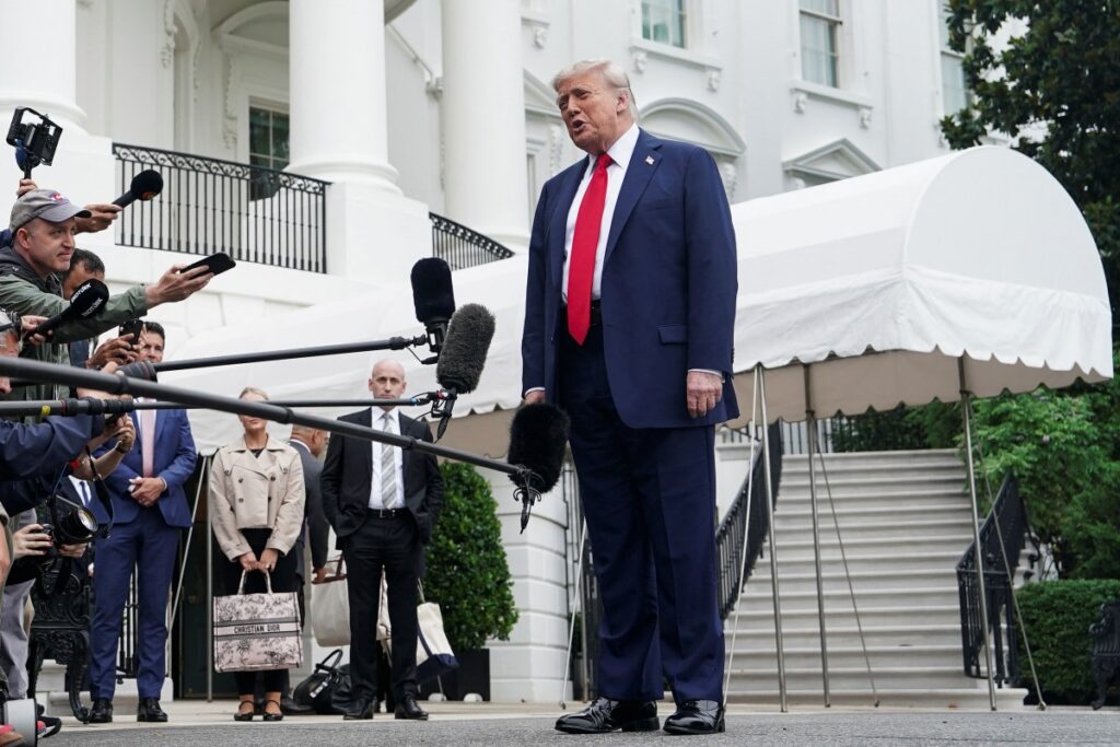 ترامب يقول إنه يأمل أن تتمكن إسرائيل وإيران من التوصل إلى وقف لإطلاق النار ترامب يقول إنه يأمل أن تتمكن إسرائيل وإيران من التوصل إلى وقف لإطلاق النار