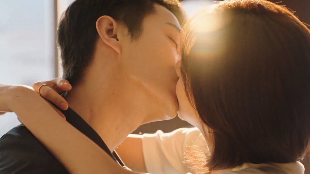 يأخذ الرئيس فتاته إلى منزله لتضميد جرحها فلم يستطع إلا أن يقبلها بشغف!❤️مشهد رومانسي من “جميلة مثلك” يأخذ الرئيس فتاته إلى منزله لتضميد جرحها فلم يستطع إلا أن يقبلها بشغف!❤️مشهد رومانسي من "جميلة مثلك"