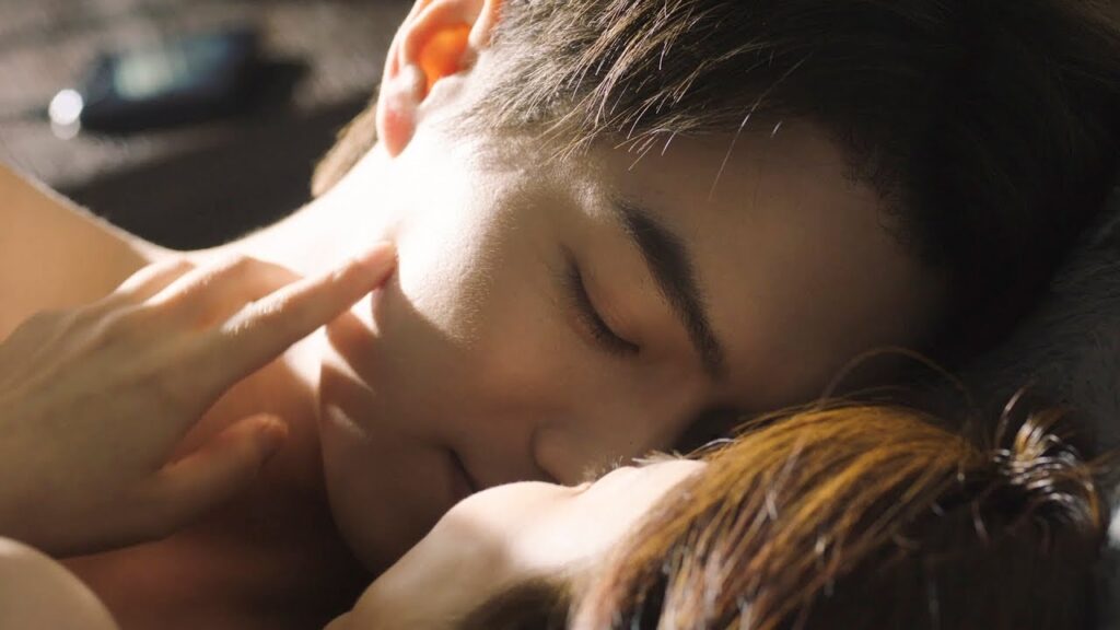 يقضي الرئيس المستبد ليلة شغوفة مع حبه الأول فيقعان في حب بعضهما البعض أكثر!❤️❤️مشهد من "جميلة مثلك"