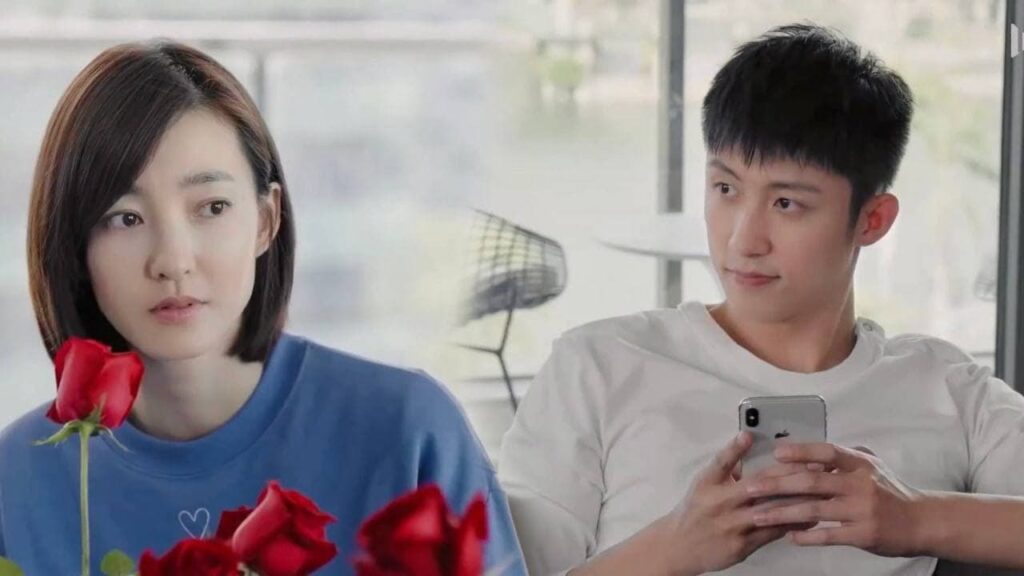 لا يحب رؤيتها سعيدة بسبب الورد الذي تلقتـه من صديقها  ( محظوظ بلقائك )