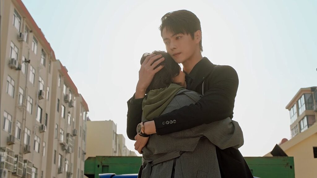 يطارد الرجل الشرير بطلتنا ولكن رئيسها الحبيب يصل في الوقت المناسب لحمايتها❤️مشهد من "جميلة مثلك"