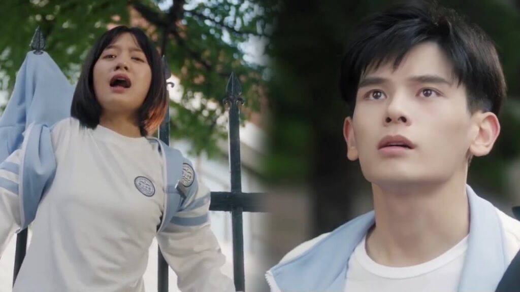 يتركها معلقـة على باب المدرسة و يهرب ❤️😂(  لا تغادر بعد المدرسة )