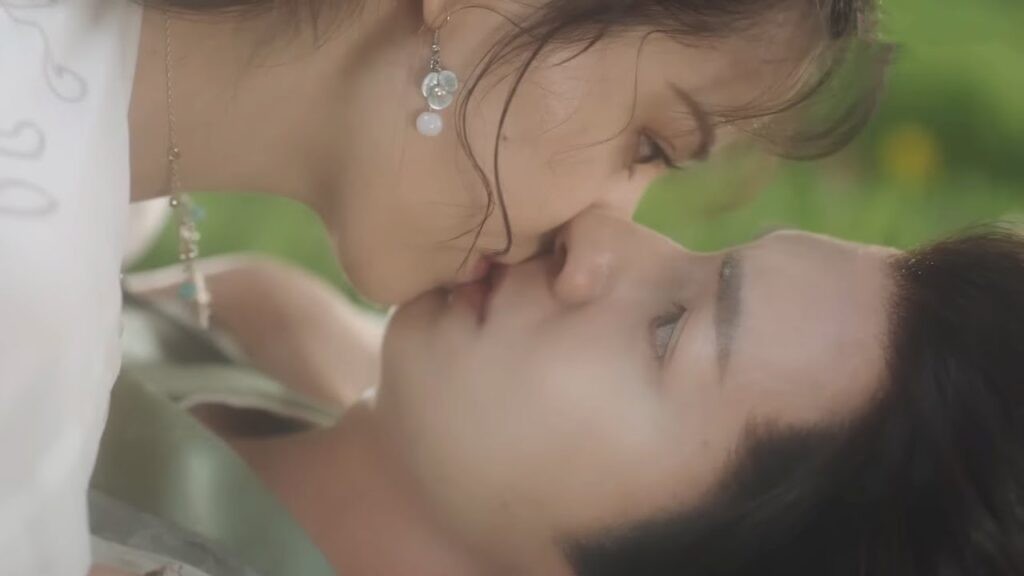 تنزلق الأميرة وتسقط بين ذراعي زوجها لأمير فينقلب ويقبلها بشغف💕مشهد لطيف من دراما “قدر الحب” تنزلق الأميرة وتسقط بين ذراعي زوجها لأمير فينقلب ويقبلها بشغف💕مشهد لطيف من دراما "قدر الحب"