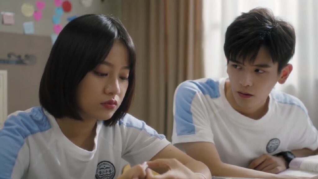 لا يتحمل رؤيتها تبكي و يحاول ان يصلح الامر معها ❤️ (  لا تغادر بعد المدرسة )