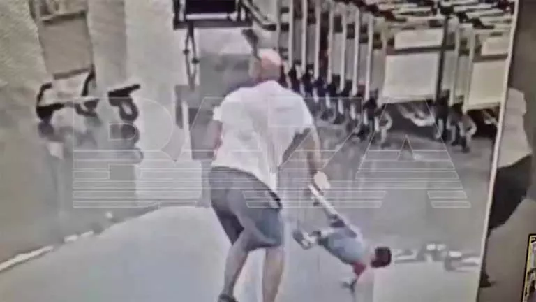 طفل إيراني يتعرض لمحاولة قتل على يد مدمن بمطار موسكو طفل إيراني يتعرض لمحاولة قتل على يد مدمن بمطار موسكو