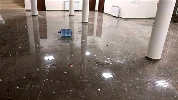 اقتحام ليلية لمؤسسة رسمية… أضرار كبيرة وتدمير واسع!