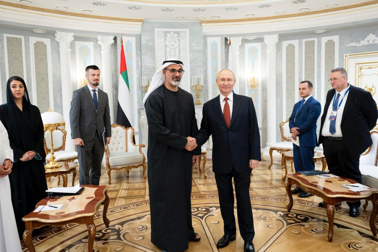 ولي عهد أبوظبي يلتقي الرئيس الروسي في العاصمة البيلاروسية مينسك
