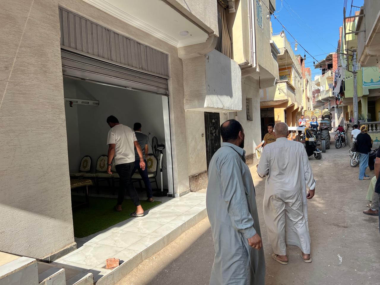 العزاء أمام المنزل العزاء أمام المنزل