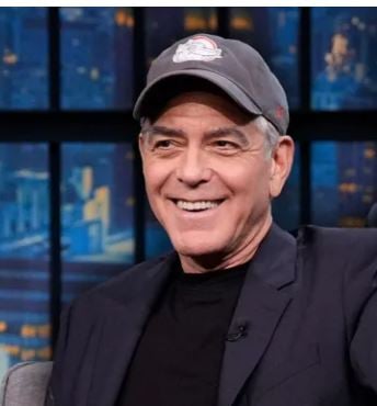 جورج كلوني بالقبعة