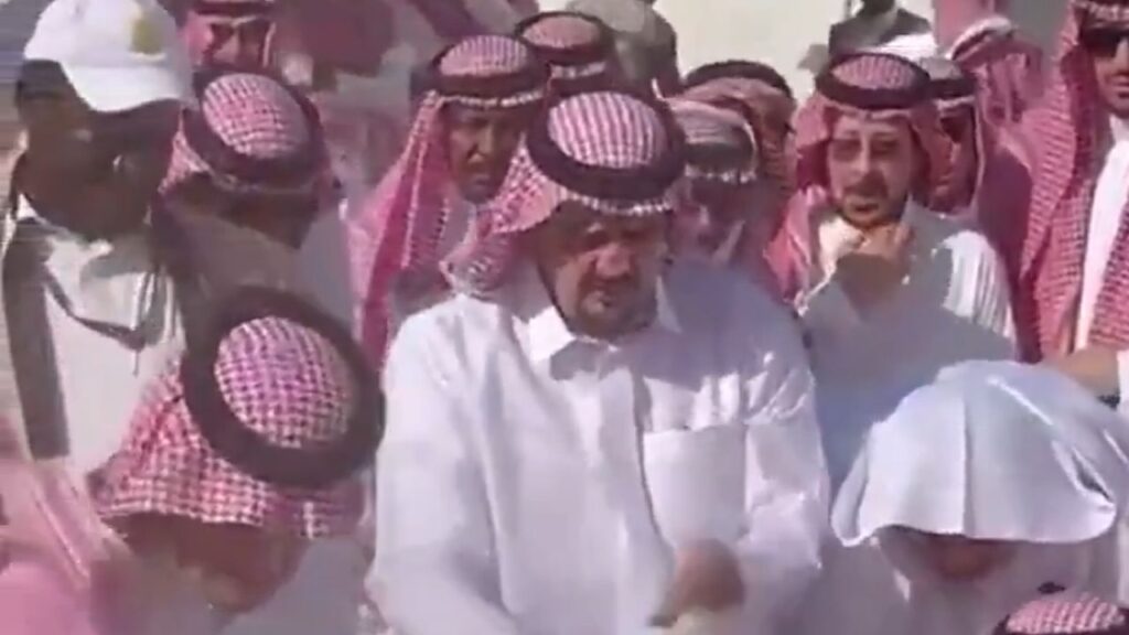 الأمير عبدالعزيز بن فهد يودّع جدته هيا العساف ..فيديو أولى رحلات الحجاج الإيرانيين تغادر إلى مطار عرعر.. صور