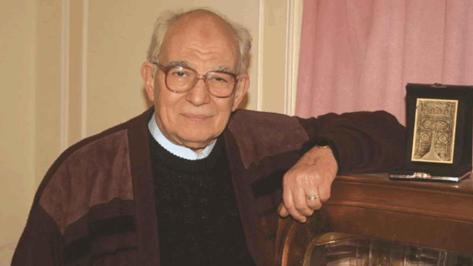 قلق عقب ظهور رشوان توفيق في عزاء الراحلة سميحة أيوب (فيديو) - إرم نيوز