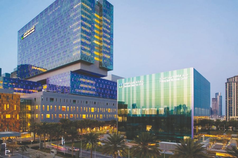 “كليفلاند كلينك” يجري أول جراحة استئصال خلوي بالروبوت في الإمارات لعلاج ورم نادر