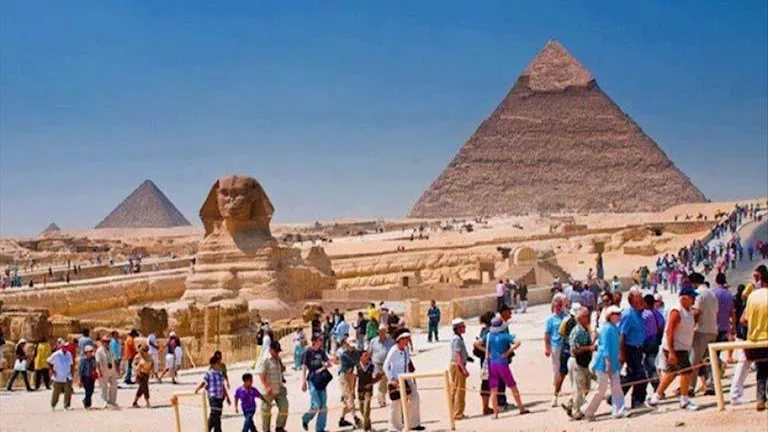 السياحة تطلق تحذيرًا عاجلًا بشأن مغادرة السائحين من المقاصد المصرية