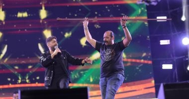 محمد ثروت يرقص بالمزمار على طريقة سمير غانم فى حفل تامر حسنى.. صور