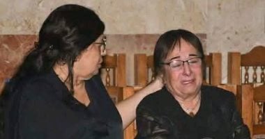 بكاء سميرة عبد العزيز فى عزاء صديقتها المقربة سميحة أيوب